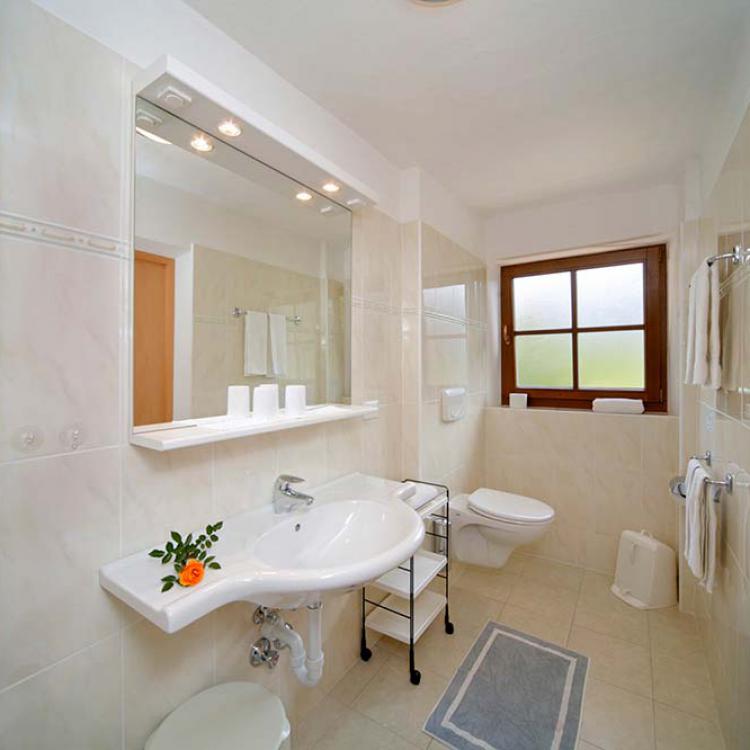 Ferienwohnung für 2-3 Personen - Badezimmer mit Fenster und Dusche